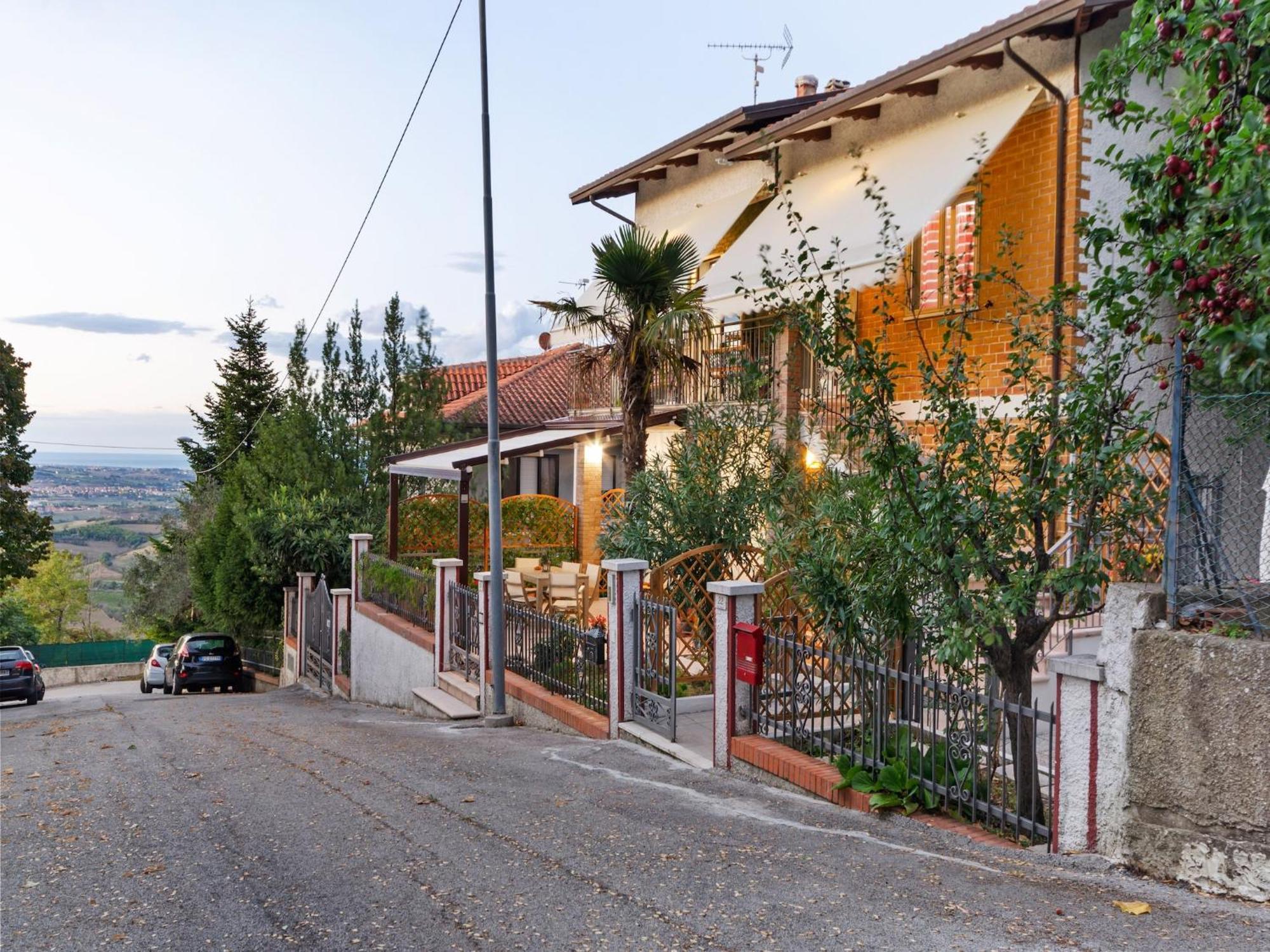 Pleasant Apartment With Courtyard Saludecio Eksteriør billede